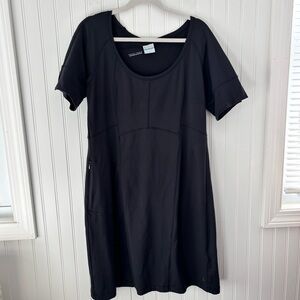 Columbia Black Short Sleeve Scoop-Neck Midi Dress